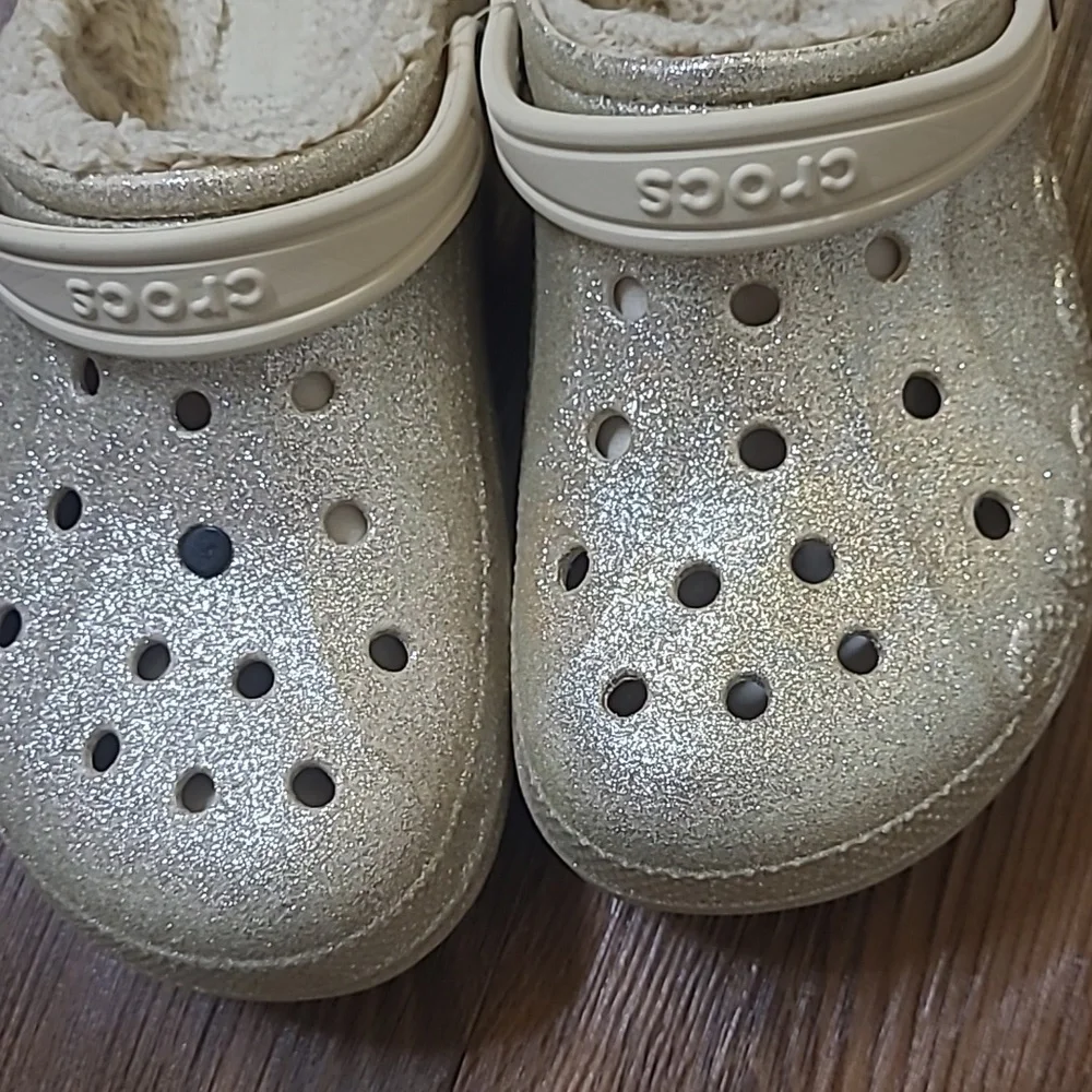CROCS Kids Glittery Silver Slippers with Fun Charms used good‎ condition. zise 3